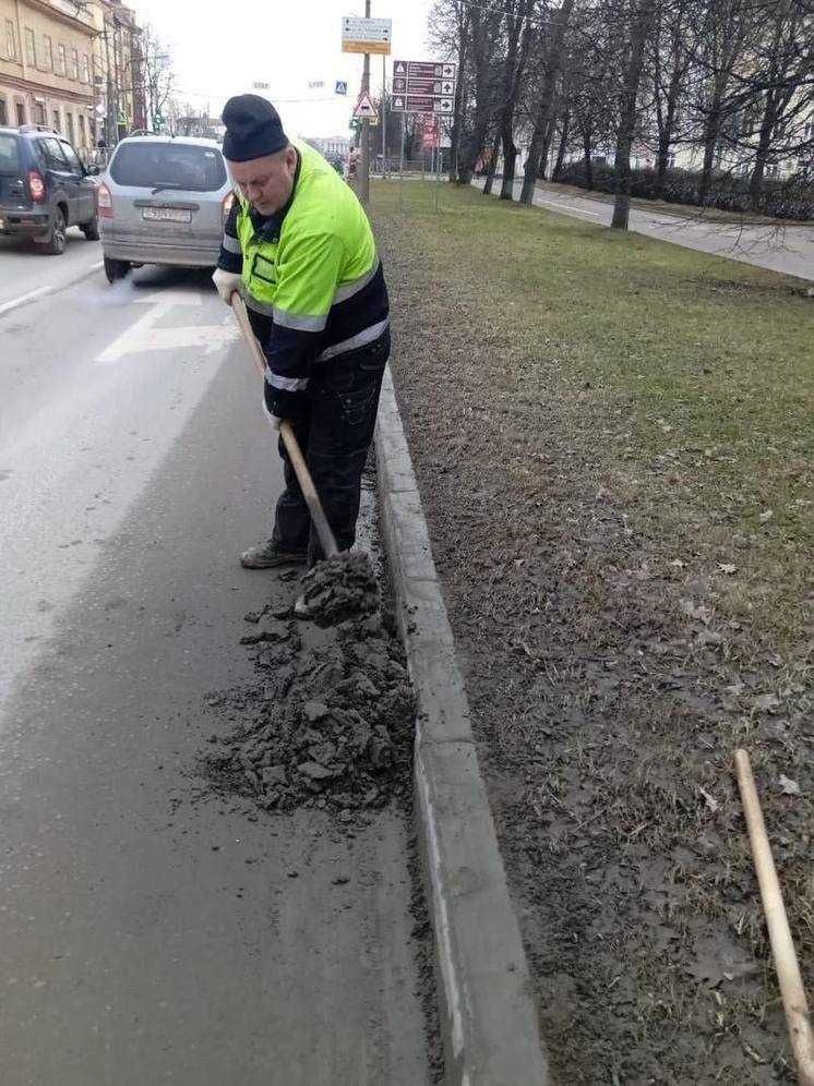 В Пскове приступили к очистке дорог