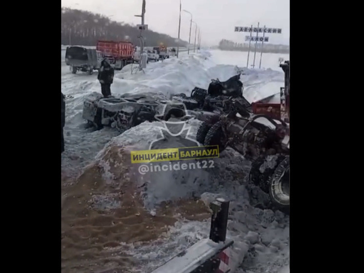 Под Барнаулом на Павловском тракте перевернулись два большегруза