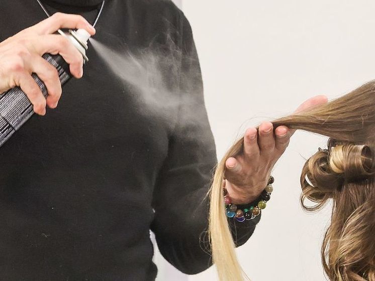 Врач рассказала о негативных последствиях ежедневного мытья головы