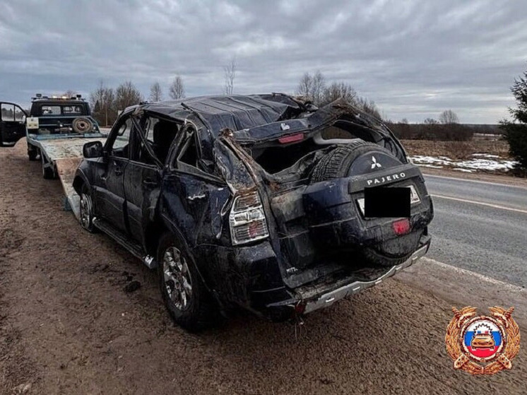 На трассе в Тверской области перевернулся автомобиль: пострадал один человек