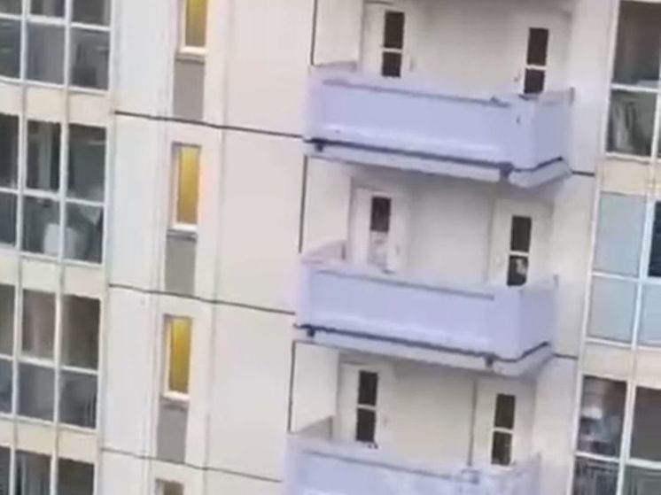 Мужчину предположительно с пистолетом заметили на балконе одного из домов в Химках