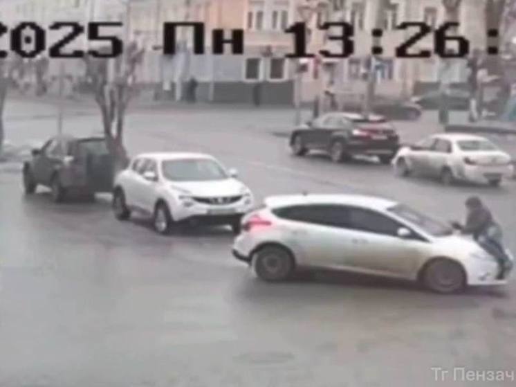 На улице Максима Горького прохожий прокатился на капоте автомобиля