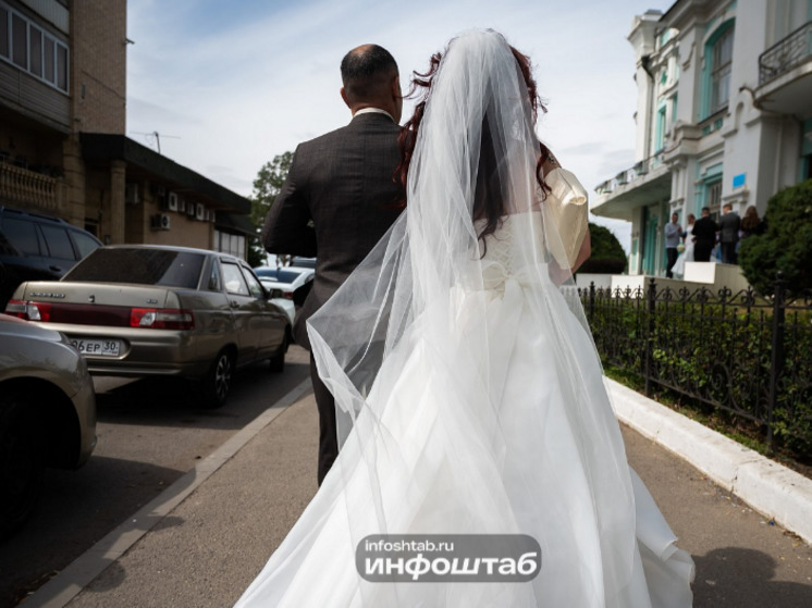 В Астраханской области стали меньше рожать, жениться, но и разводиться тоже