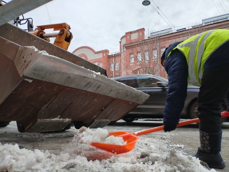В Мурманске на уборку улиц вывели 166 единиц техники