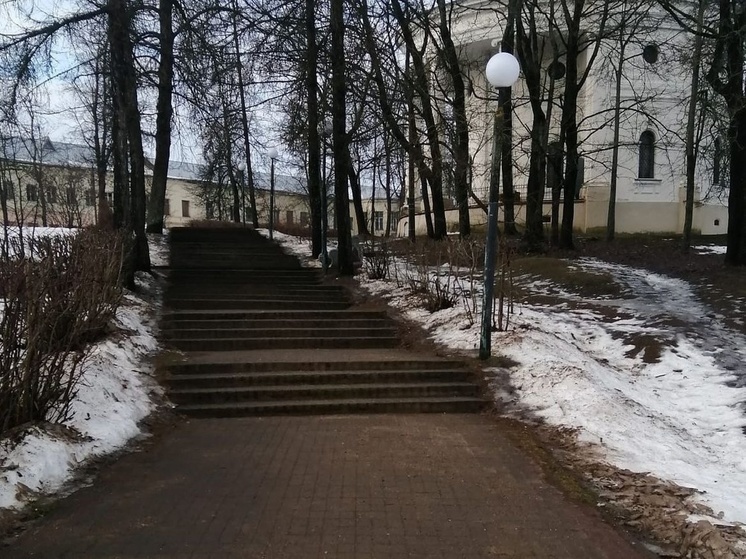 В Валдайском районе перестали сыпать песок на дороги и начали его подметать