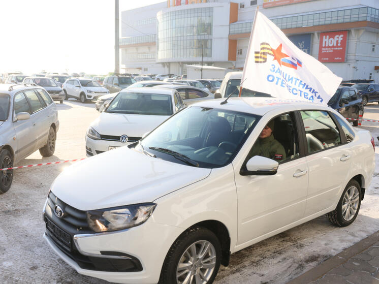 В Красноярске ветерану СВО вручили автомобиль с ручным управлением