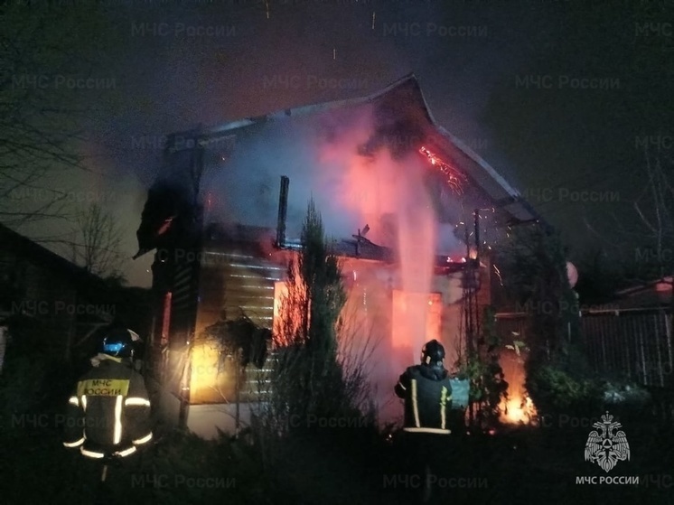 В одном из СНТ Калуги вспыхнул жилой дом