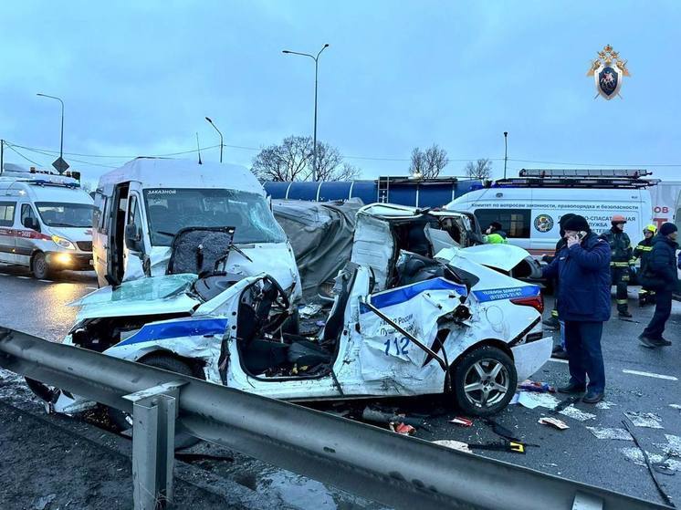 В массовой аварии на Московском шоссе в Петербурге пострадали люди и три авто