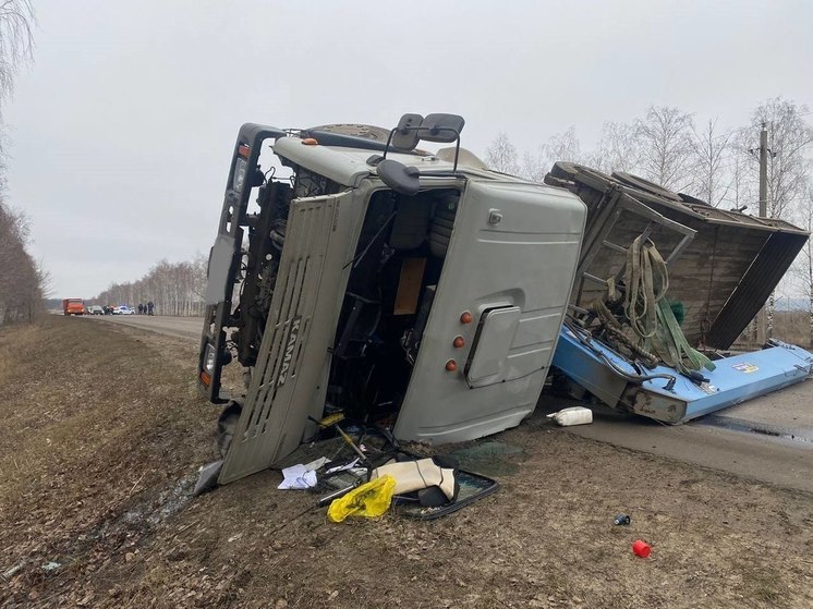 На трассе под Воронежем водитель легкового автомобиля погиб в аварии