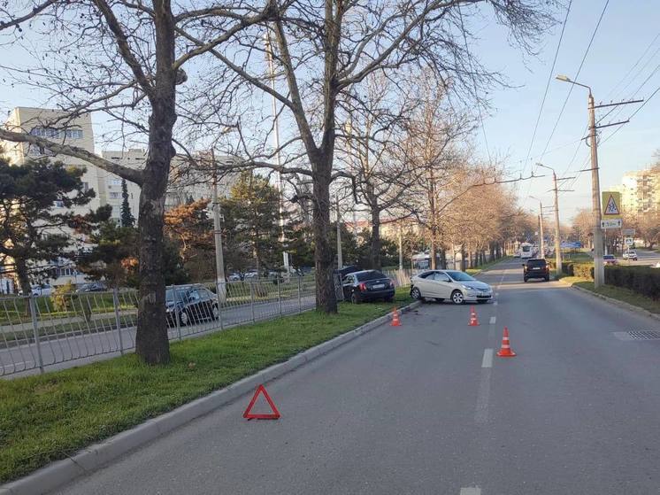 В Севастополе пострадал водитель легковушки при столкновении трёх автомобилей