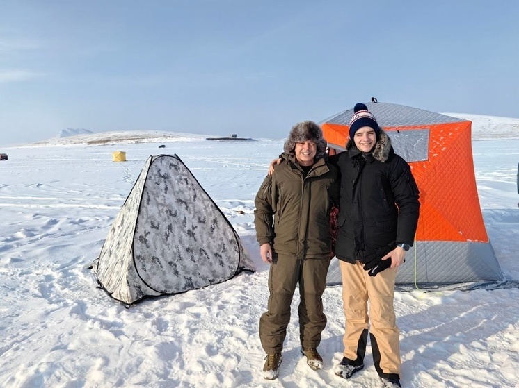 Сергей Сокол показал первый улов маленького сына