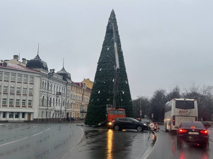 В Пскове демонтируют главную новогоднюю елку