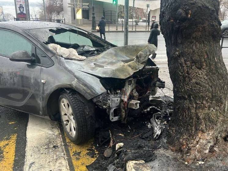 В Самарской области автомобиль врезался в дерево и загорелся 1 февраля