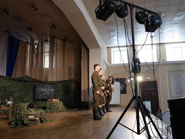 Выездные спектакли для молодых хабаровчан провели артисты Театра Драмы