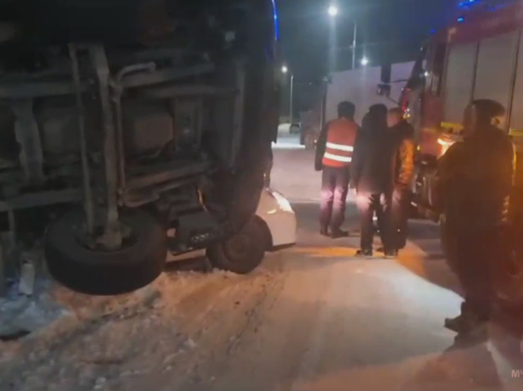 В Омске фура опрокинулась на легковушку