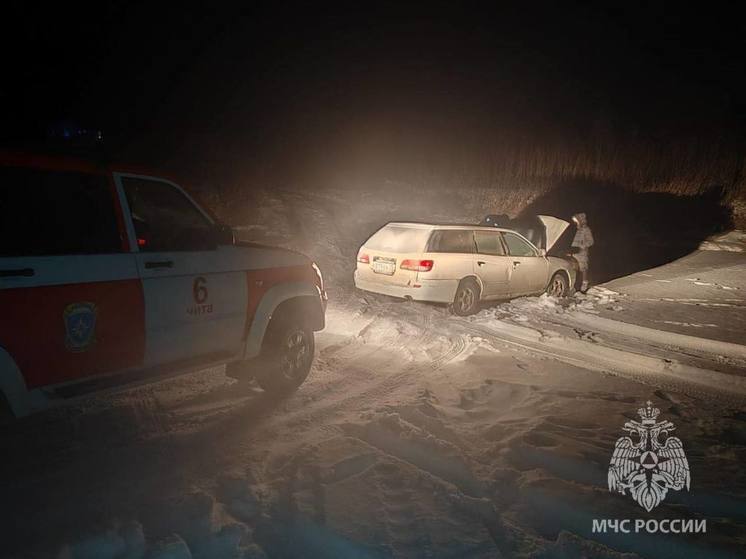 Беременную женщину спасли из заглохшей в мороз машины в Забайкалье