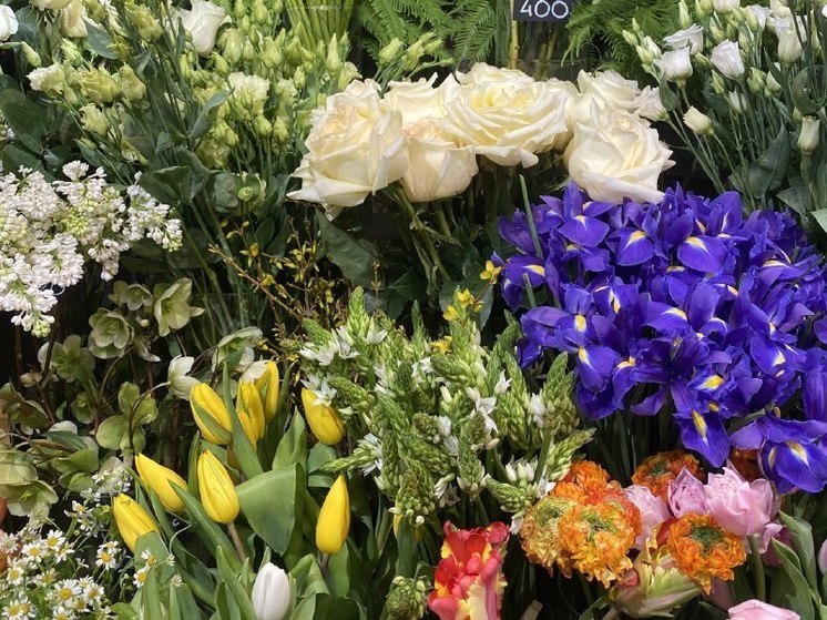 Жителям Хакасии рассказали о древних корнях традиции дарить цветы артистам