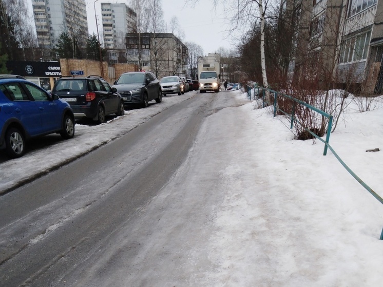 Дети падают под машины на скользкой дороге в Петрозаводске