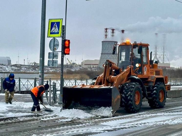 В Петербурге более шести тысяч дворников и сотни машин устраняют последствия «Джулиана»