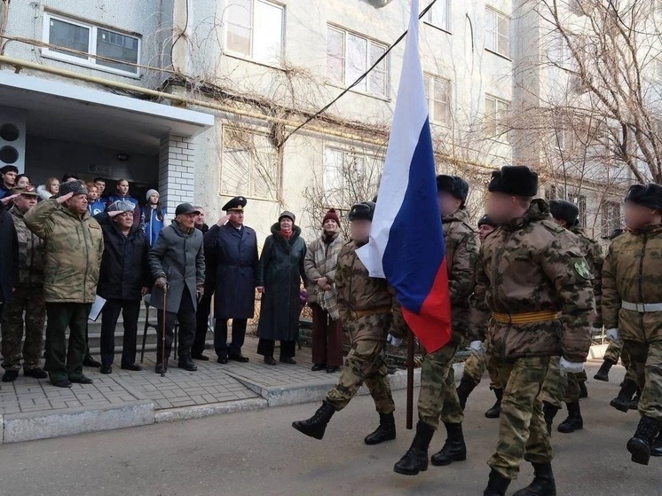 В Астрахани у дома участника Сталинградской битвы состоялся парад