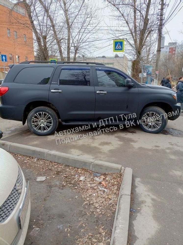 В Туле водителя Toyota Sequoia записали в автохамы за парковку на тротуаре