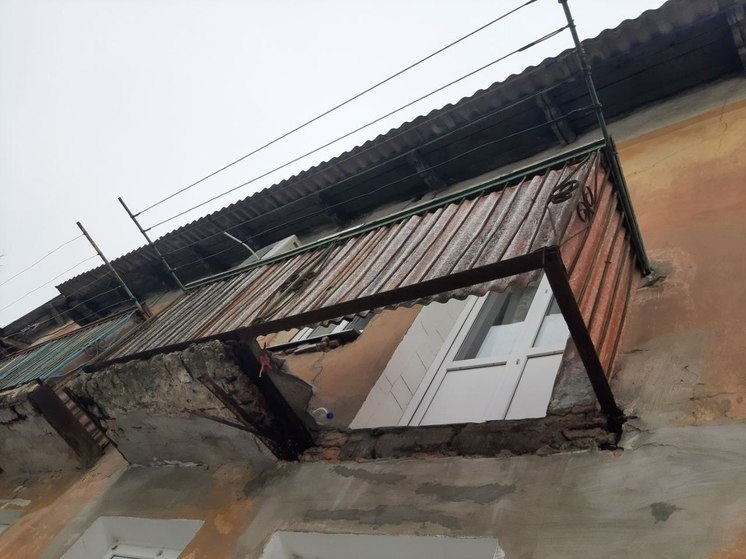 В ЛНР балконная плита упала на пенсионерку