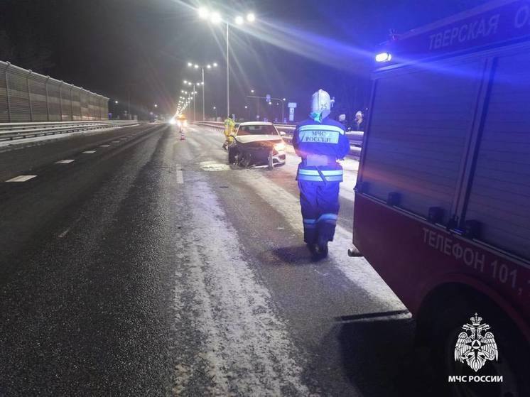 В Тверской области МЧС помогло ликвидировать последствия ДТП на М-11