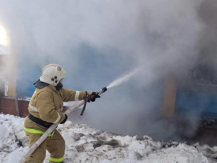 В Алтайском крае загорелось 100 «квадратов» частного подворья