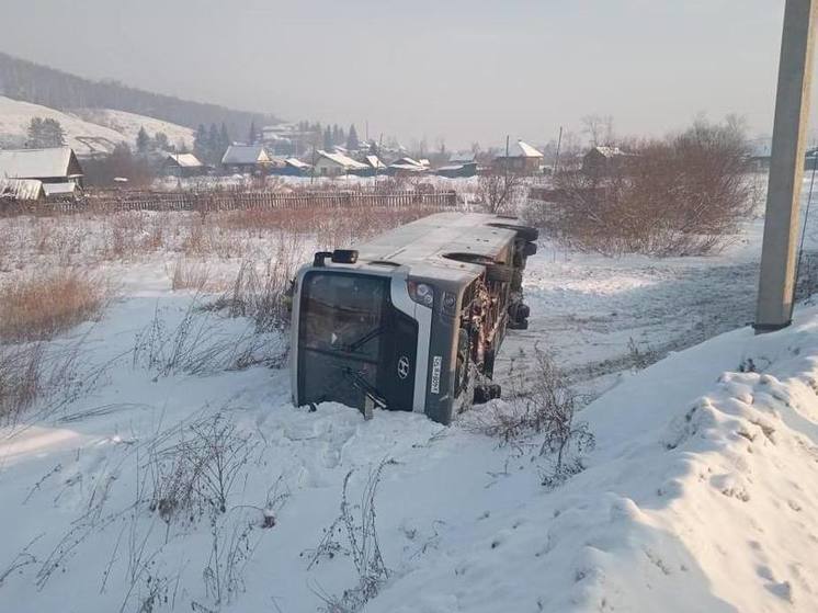 В Красноярском крае перевернулся маршрутный автобус