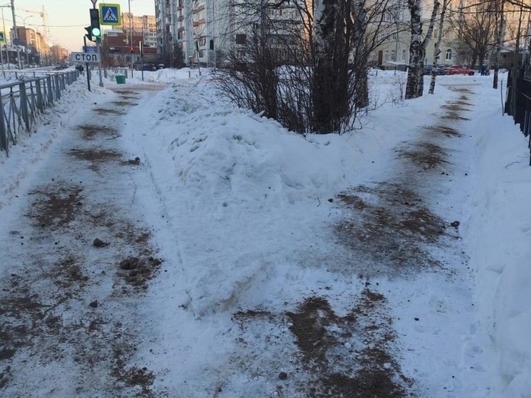 В Архангельске продолжается активная обработка тротуаров противогололедной смесью