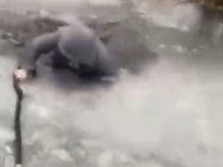 В Лобне в ледяную воду угодил подросток, провалившись под лед