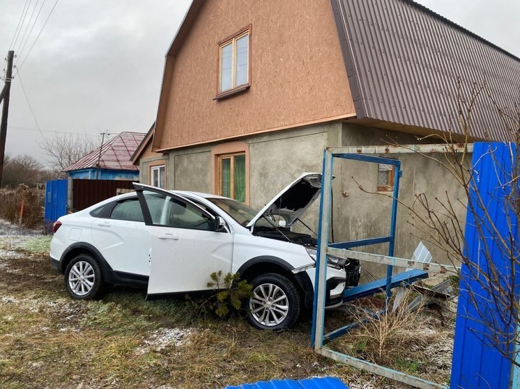 Автоледи въехала в забор и скончалась на месте ДТП под Воронежем