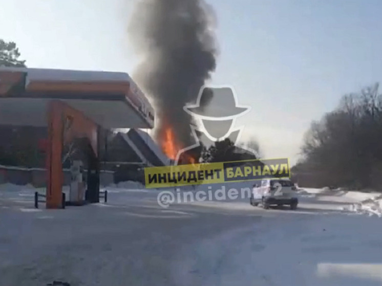 В Барнауле полыхает жилой дом около автозаправки