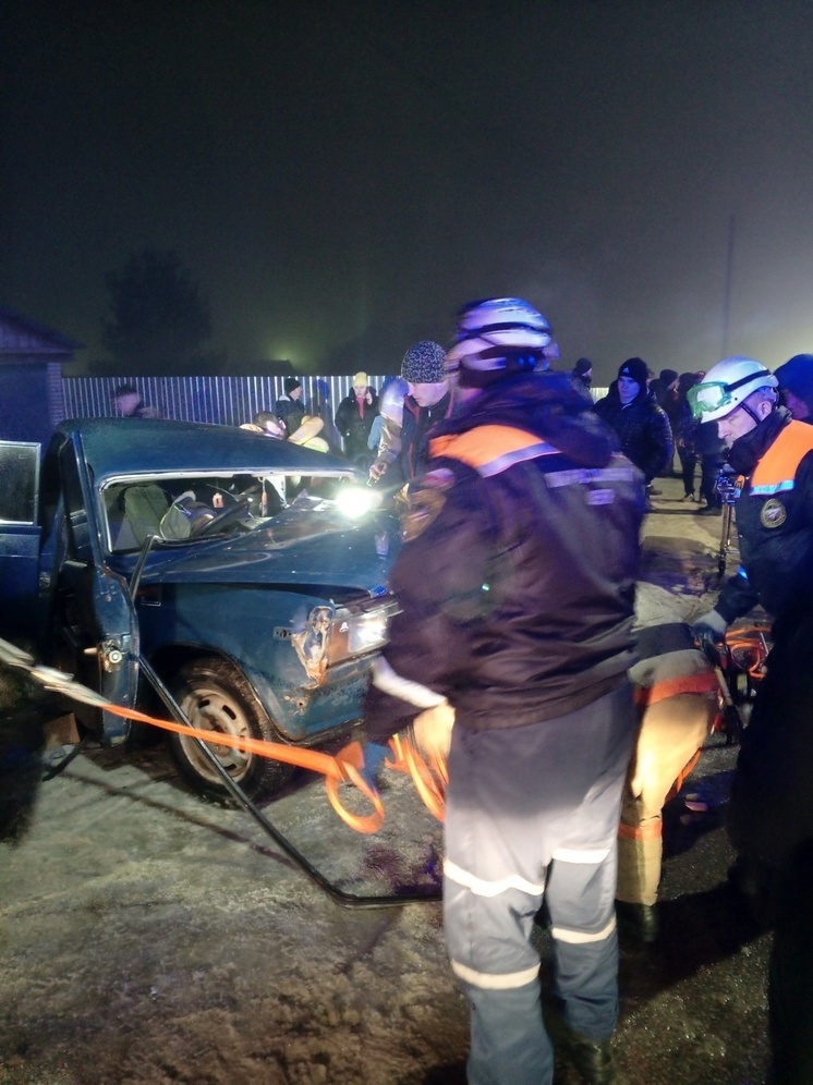 Сотрудники МЧС вызволили водителя, зажатого в автомобиле в результате ДТП в Золотаревке