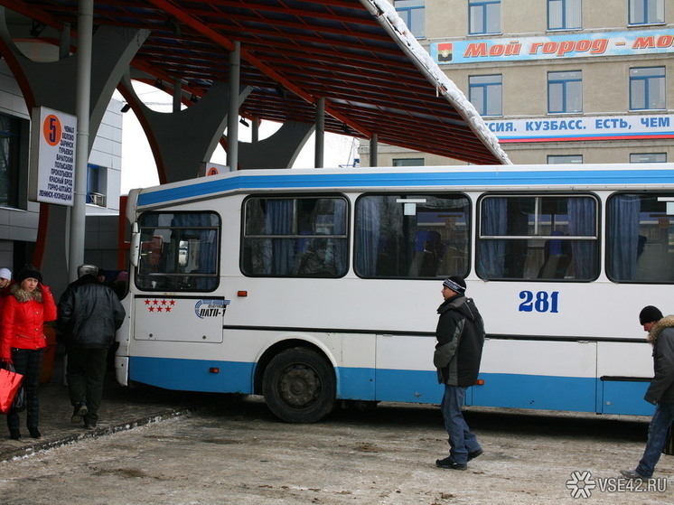 Подростков, разрисовавших автобус в Новокузнецке, поставили на учёт в полиции