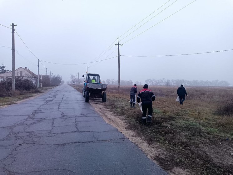 Коммунальщики Малокаховки убрали стихийную свалку в переулке Виноградном