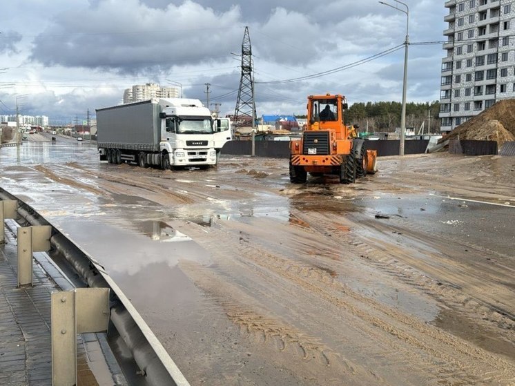 В Воронеже увязшие в грунте грузовики на Антонова-Овсеенко вытащат спецтехникой