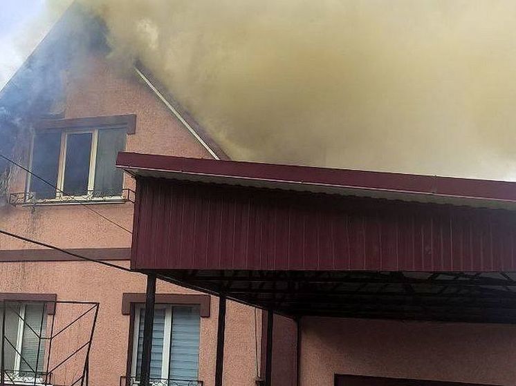 В белгородском Шебекине после атаки БПЛА загорелся частный дом