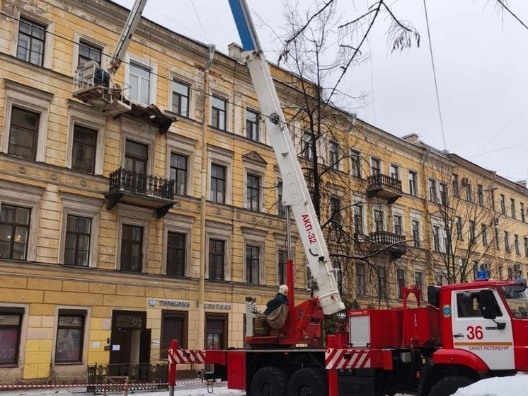 В Петербурге демонтировали опасные элементы балкона на Васильевском острове