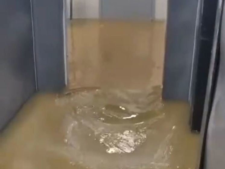 В Подмосковье парковку в ЖК затопило водой из канализации