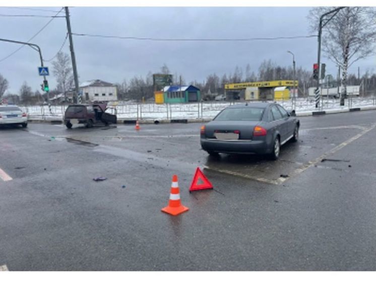 На трассе М-1 в Сафоновском районе «Ауди» таранила «Оку»