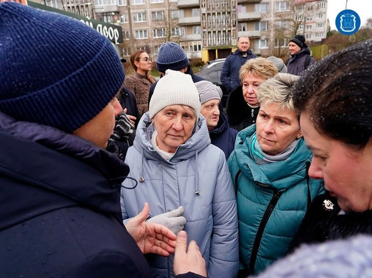 Алексей Беспрозванных во время выезда в Прибрежный осмотрел новый стадион школы