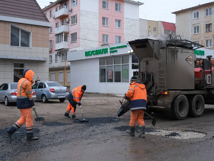 В Астрахани на проезде геолога Волкова и ул. Савушкина провели ямочный ремонт