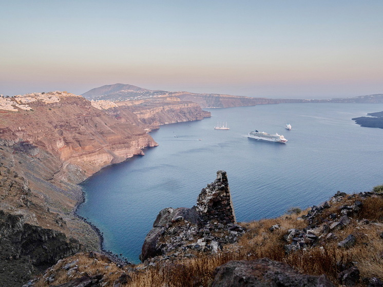 Жители греческого Санторини массово покидают остров из-за серии землетрясений