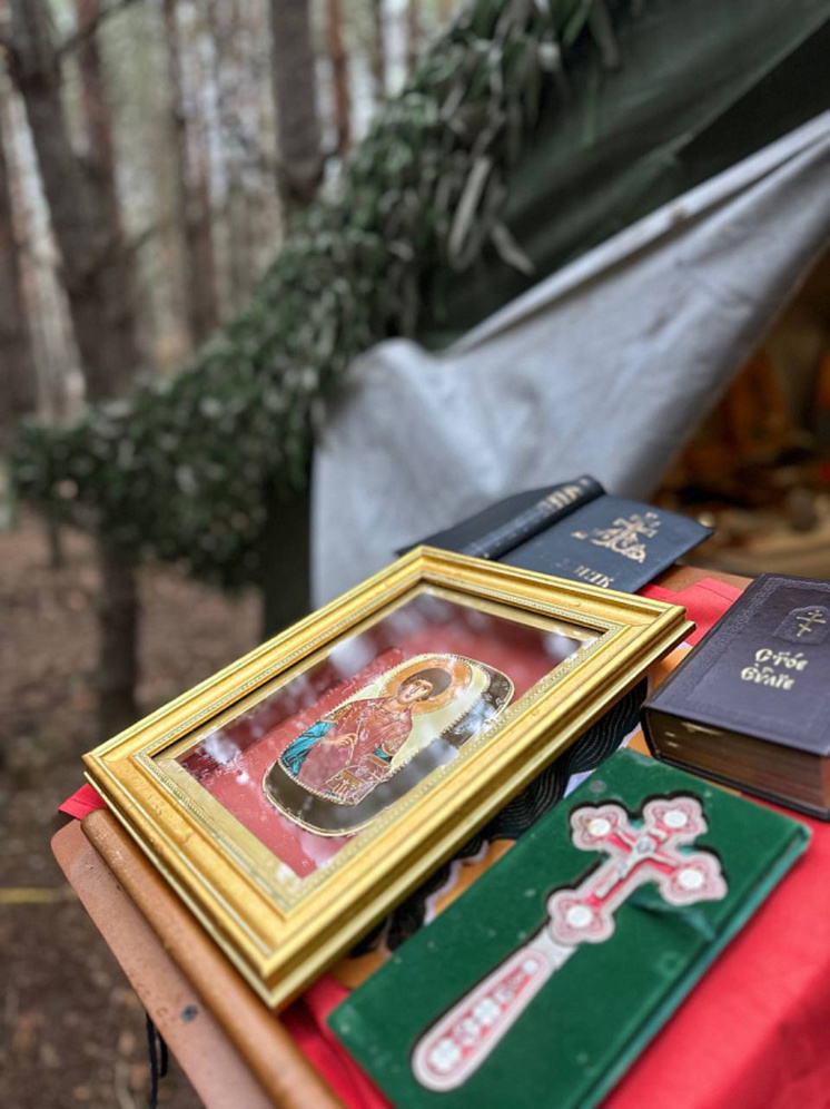 Под Курском морпехам передали икону святого великомученика Пантелеймона целителя