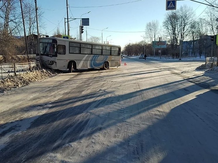 Автобус врезался в металлическое ограждение в городе Забайкалья