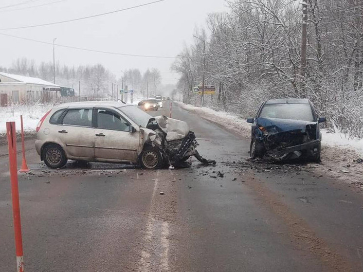 В Великом Новгороде при столкновении двух легковушек пострадал человек