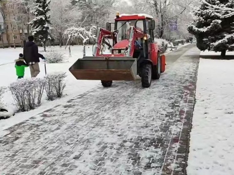 В Мелитополе продолжается очистка улиц и дворов от снега