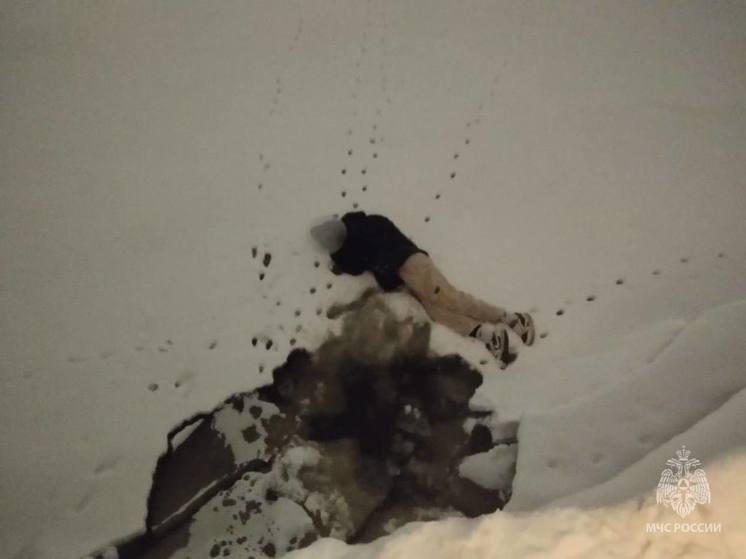 МЧС: в Омске школьник едва не утонул, пытаясь достать упавший на лед телефон