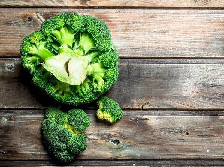 Онколог Басанов: брокколи, томаты, лук и зеленый чай помогают снизить риск развития рака